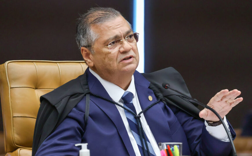 Dino relata ameaça de morte por funcionária de companhia aérea e faz apelo