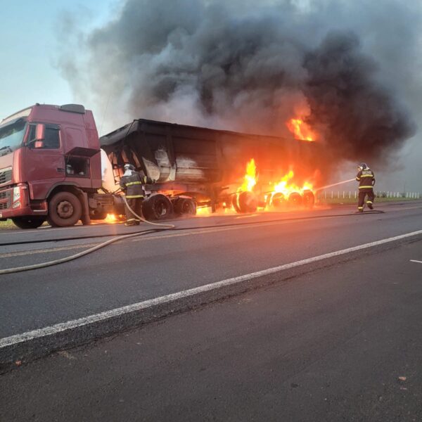 Bombeiros controlam incêndio em carreta carregada com minério&hellip;