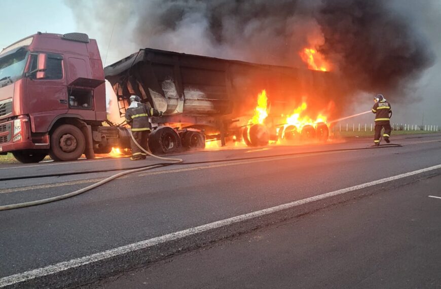 Bombeiros controlam incêndio em carreta carregada com minério na BR-262