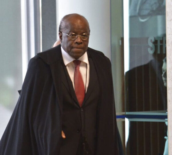 Filiação de Joaquim Barbosa abre crise no DC&hellip;