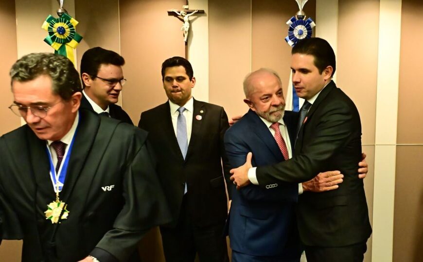 Estremecidos, Lula e Alcolumbre participam de posse de ex-deputado petista no TCU