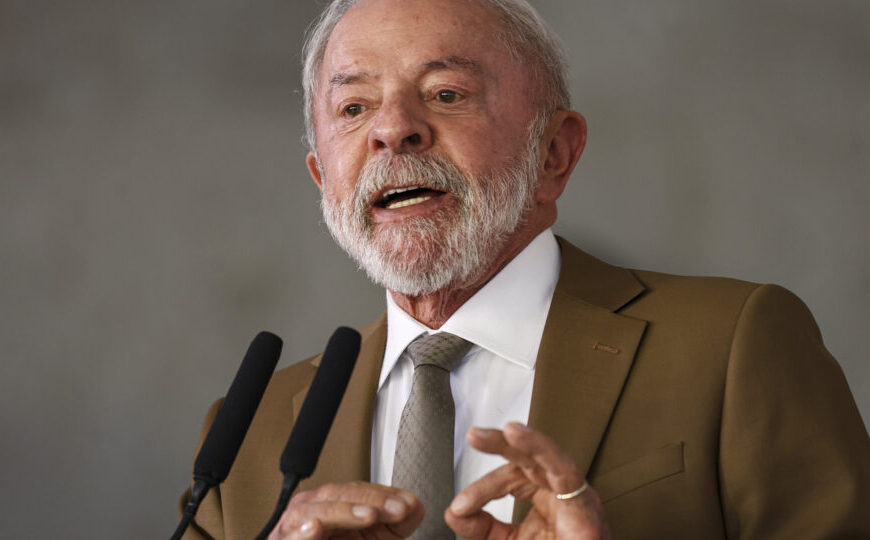 Lula anuncia fim da taxa das blusinhas a meses da eleição