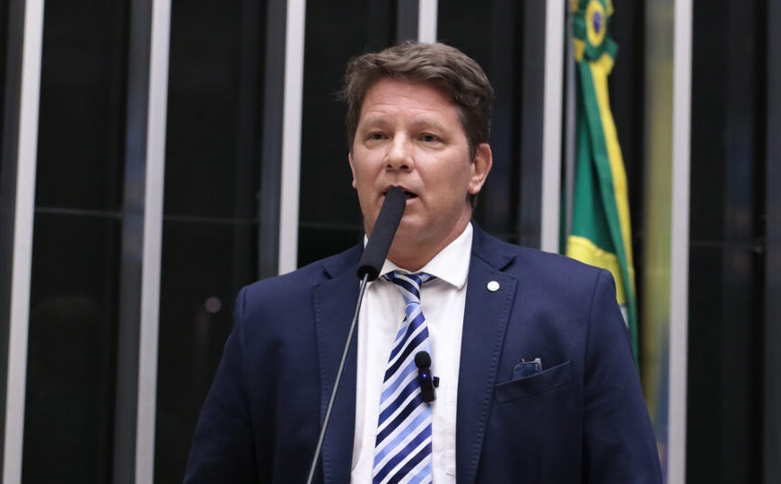 Mario Frias dá nova versão sobre investimento de Vorcaro para filme de Bolsonaro