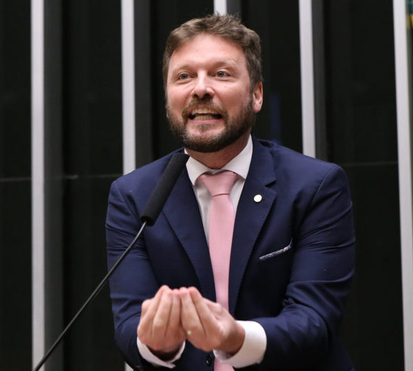 Deputado da oposição pede vista e adia votação&hellip;