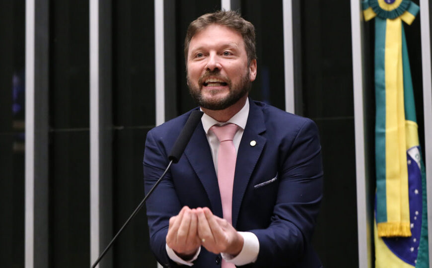 Deputado da oposição pede vista e adia votação da PEC do fim da escala 6×1