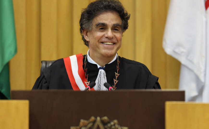 Presidente do TST diz ser “vermelho” e critica “azuis”