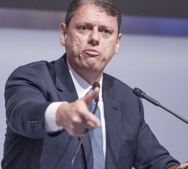 Tarcísio diz que Flávio precisa explicar visita a&hellip;