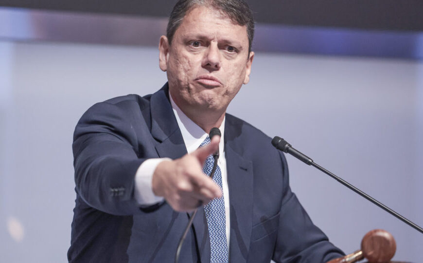 Tarcísio diz que Flávio precisa explicar visita a Vorcaro e nega afastamento