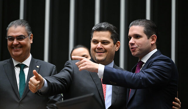 Alcolumbre sinaliza tramitação mais lenta para “melhorar” PEC do fim da escala 6×1 no Senado
