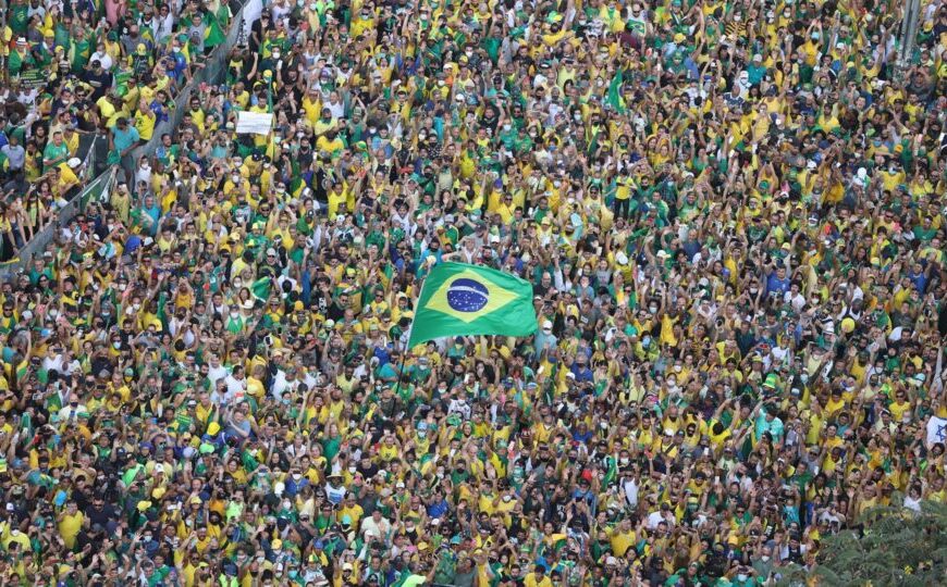 Direita e esquerda travam batalha eleitoral pelo verde e amarelo às vésperas da Copa