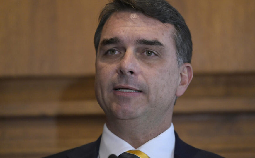 Quem tenta afastar André Mendonça da investigação contra Flávio Bolsonaro?