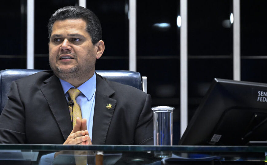 Alcolumbre evita definir calendário para votação do fim da escala 6×1