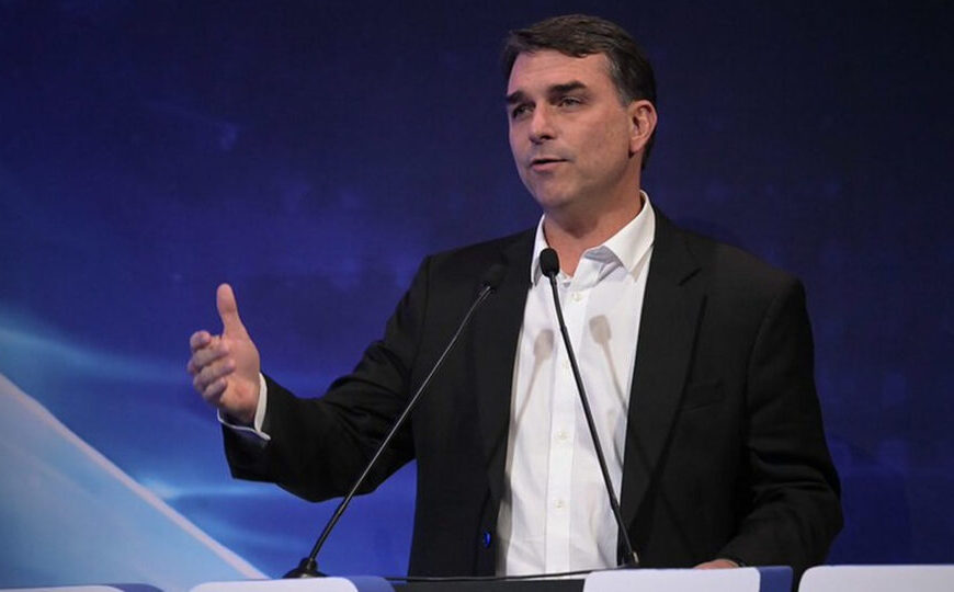 Flávio Bolsonaro apresenta queixa-crime no STF contra André Janones por injúria