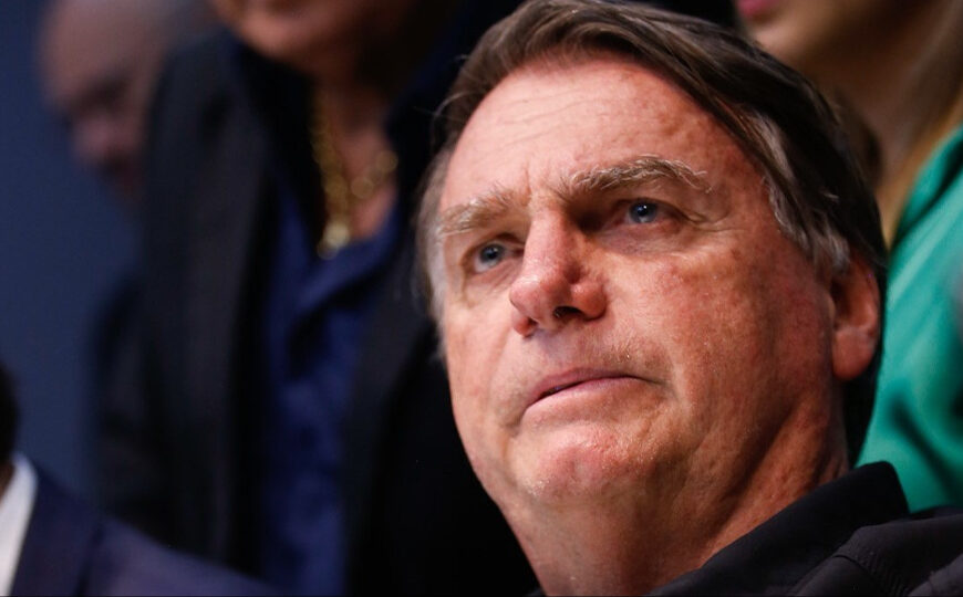 Polícia interroga Bolsonaro antes de Moraes decidir sobre retorno à Papudinha