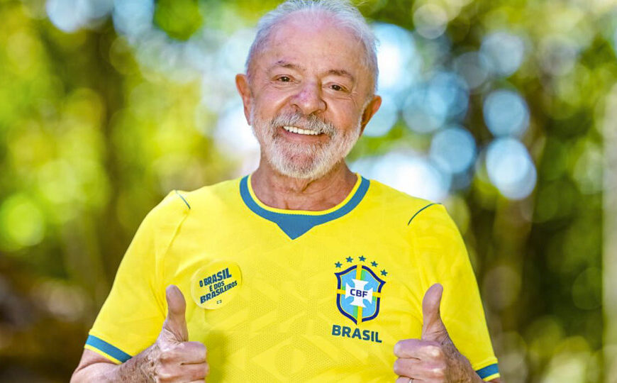 Lula divulga foto com camisa da seleção brasileira às vésperas da Copa do Mundo