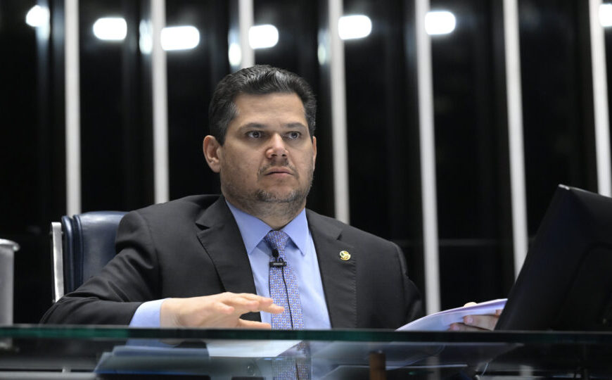Alcolumbre cita eleições e segura pautas-bomba: Ou voto todos, ou não voto nenhum