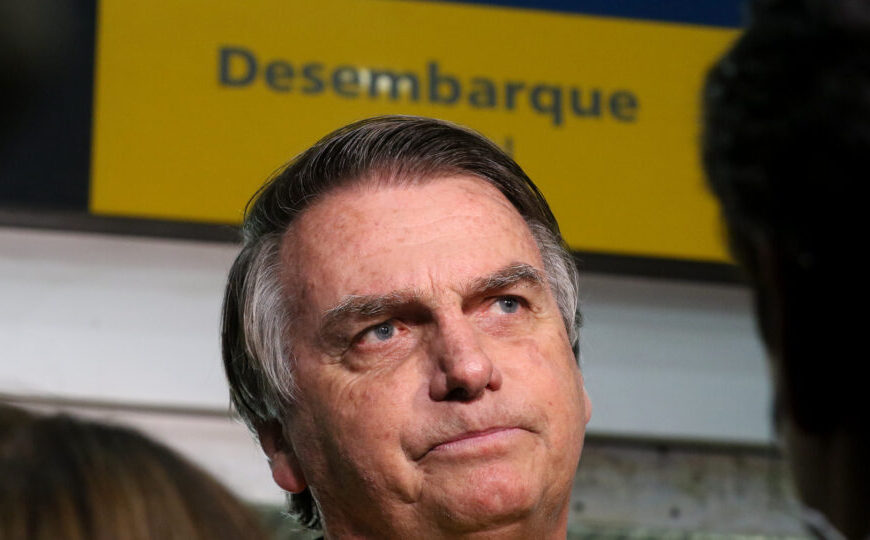 Moraes manda Bolsonaro depor à Polícia Civil sobre arma apreendida em blitz