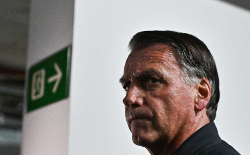 Bolsonaro teve “piora considerável” nas crises de soluço, diz relatório médico