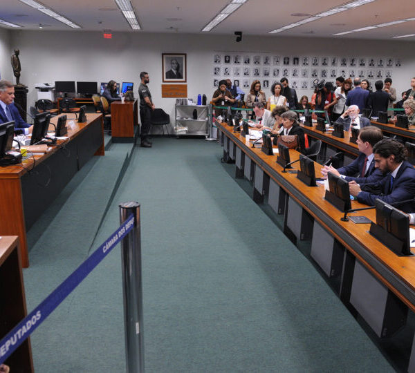 CCJ da Câmara adia votação da PEC que&hellip;