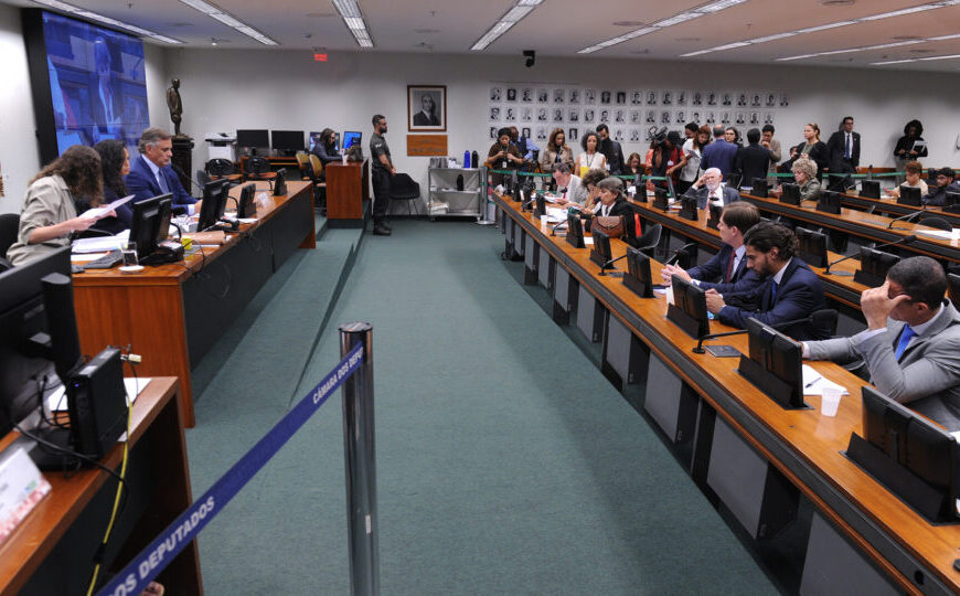 CCJ da Câmara adia votação da PEC que reduz a maioridade penal