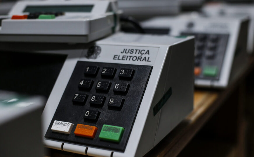 The Economist vê perda de confiança em urnas brasileiras e chama TSE de “todo-poderoso”