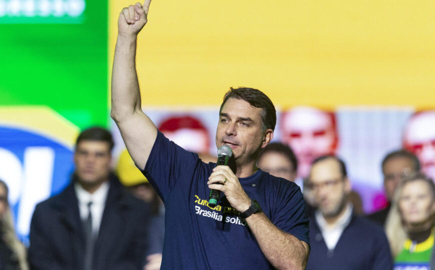 Flávio fala em “perseguição” após operação contra produtora de Dark Horse