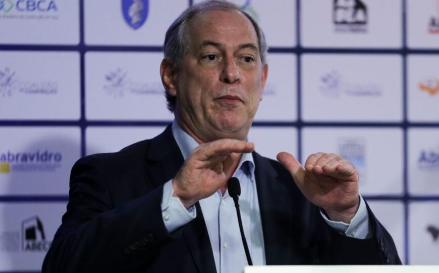 Pivô de crise entre Michelle e Flávio, Ciro equilibra aliança com PL e ataques a Bolsonaro