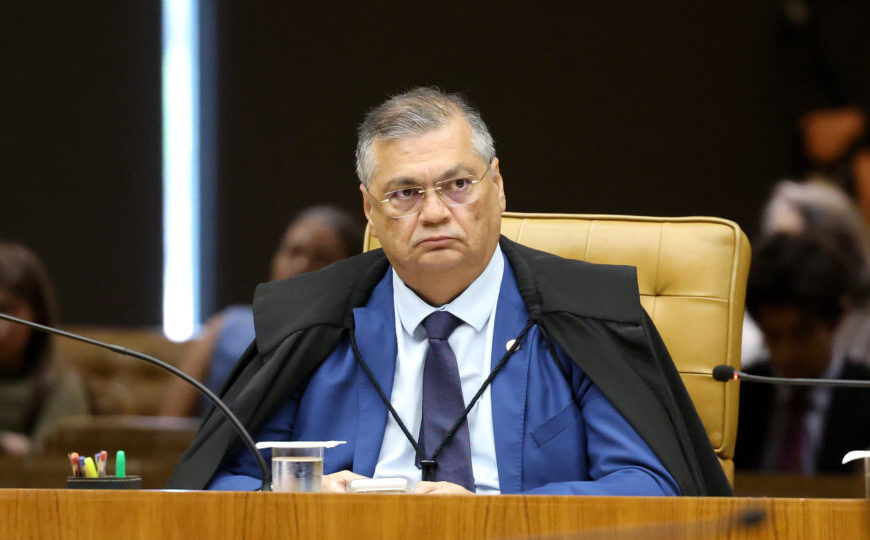 Dino impõe multa diária a estados e municípios por falta de transparência em emendas Pix