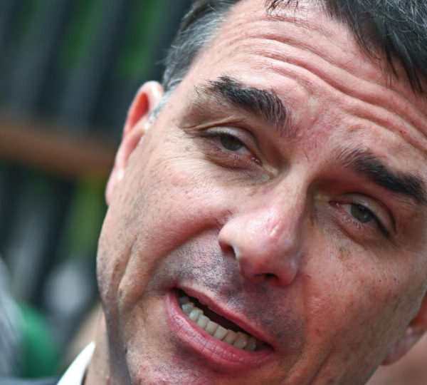 Deputado aciona STF contra Flávio Bolsonaro por suposta&hellip;