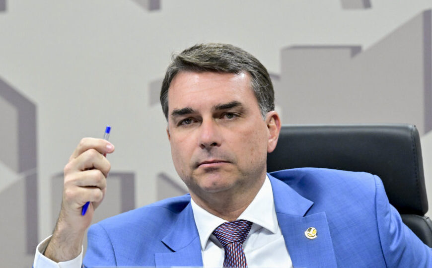 Flávio pede desculpas a Michelle, nega desrespeito e diz ter sido ignorado