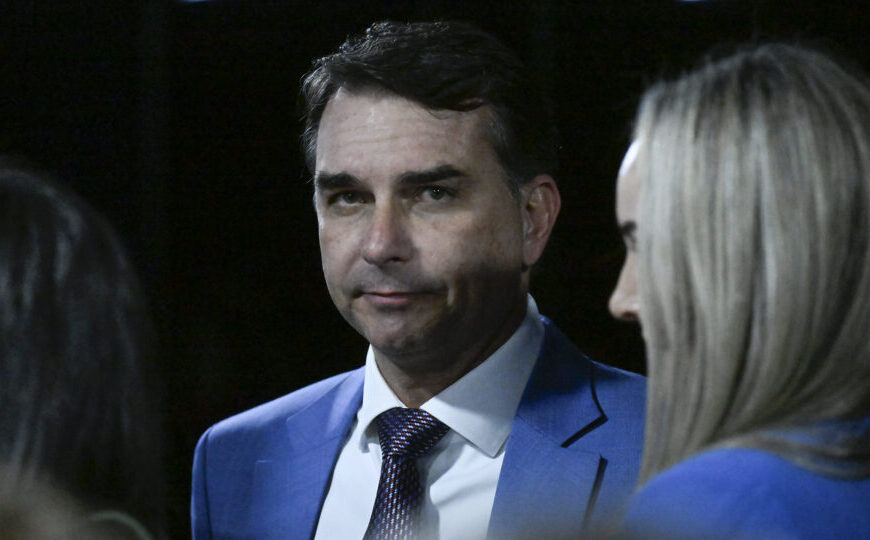 PF conclui que Flávio Bolsonaro cometeu crime calúnia contra Lula