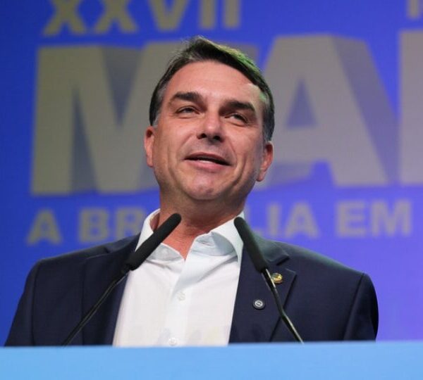 Flávio Bolsonaro afirma preferir mulher para compor chapa