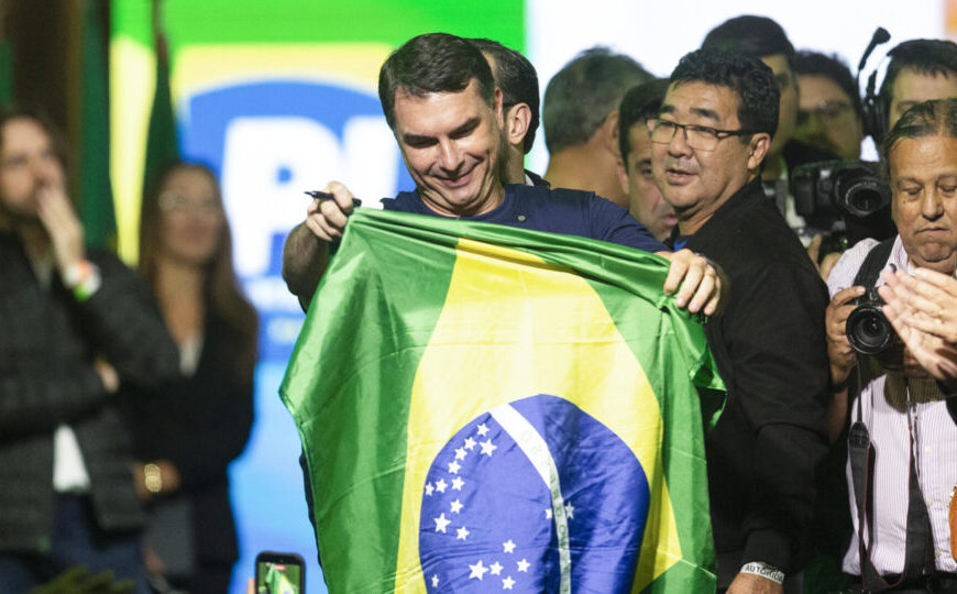 Flávio lança primeiro jingle e foca em “batalha espiritual” contra Lula