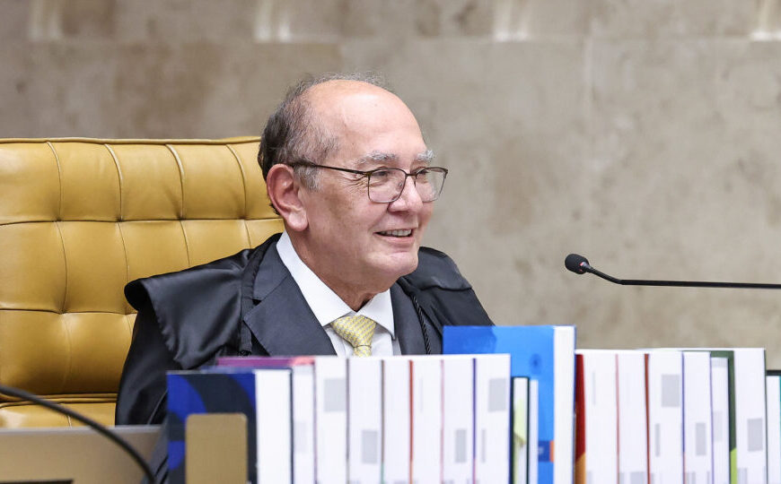 Gilmar Mendes se emociona em homenagem por 24 anos no STF