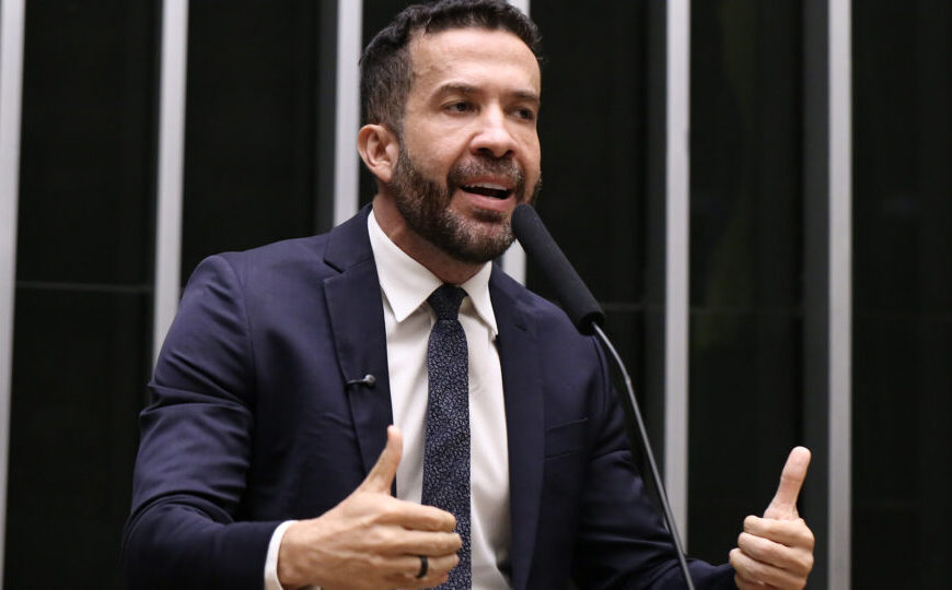 Comitiva de aliados de Lula vai aos EUA para pedir investigação contra Flávio Bolsonaro