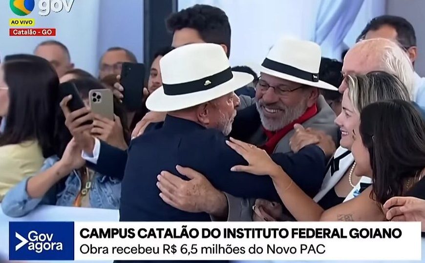 Delúbio Soares é reconhecido por Lula e recebe abraço: “Somos amigos e companheiros”
