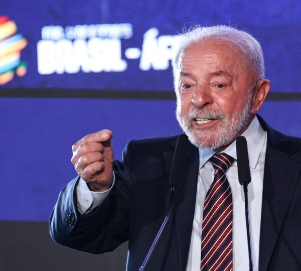 Lula tropeça ao citar Bolsonaros por tarifaço e&hellip;