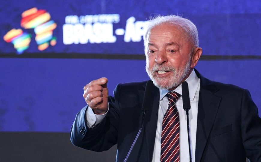 Lula tropeça ao citar Bolsonaros por tarifaço e “enforca” personagem histórico