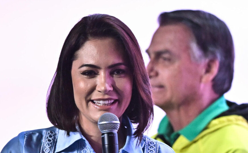 Michelle diz que apoiará campanha de Flávio no “momento certo”