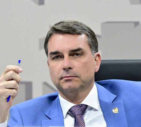 Flávio promete “espelhar” gestão Bolsonaro e lamenta racha&hellip;