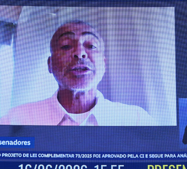Romário se compromete a devolver salário após críticas&hellip;