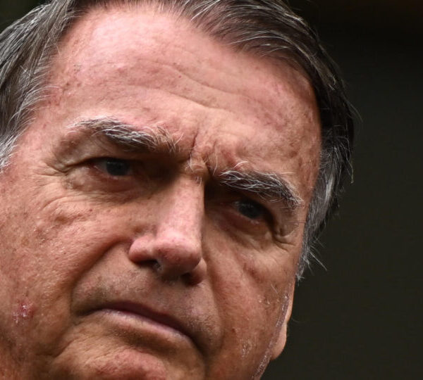 Moraes mantém Bolsonaro em prisão domiciliar e manda&hellip;