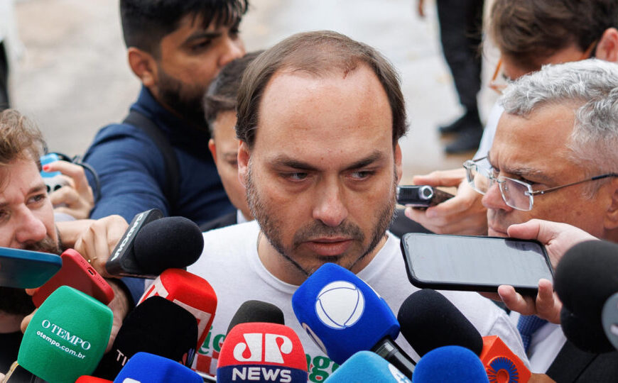 Carlos Bolsonaro compara rede de perfis de esquerda a “gabinete do ódio”