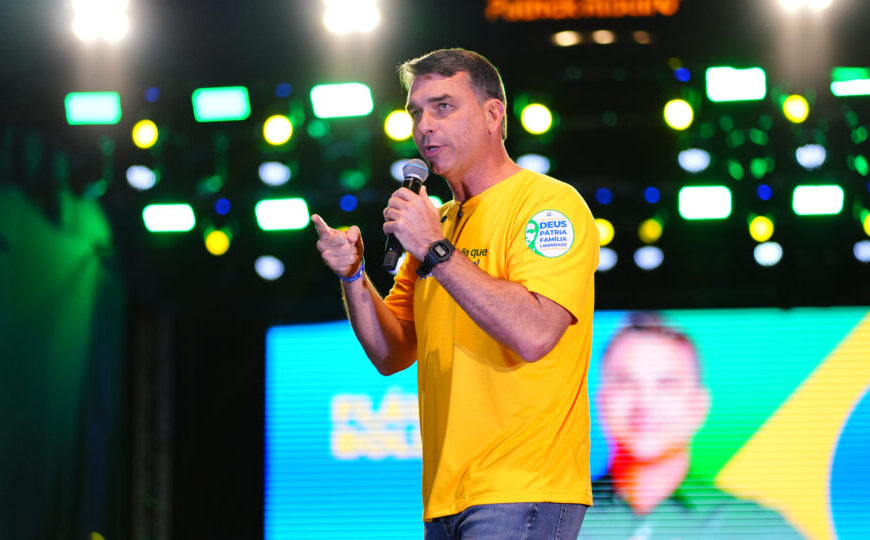 Flávio diz que não vai “abaixar a cabeça para tirano” após Moraes ampliar restrições a Bolsonaro