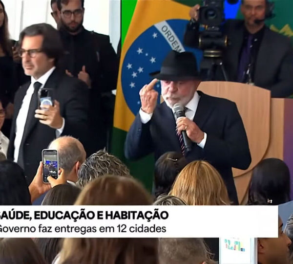Lula mostra dedo do meio em fala para&hellip;