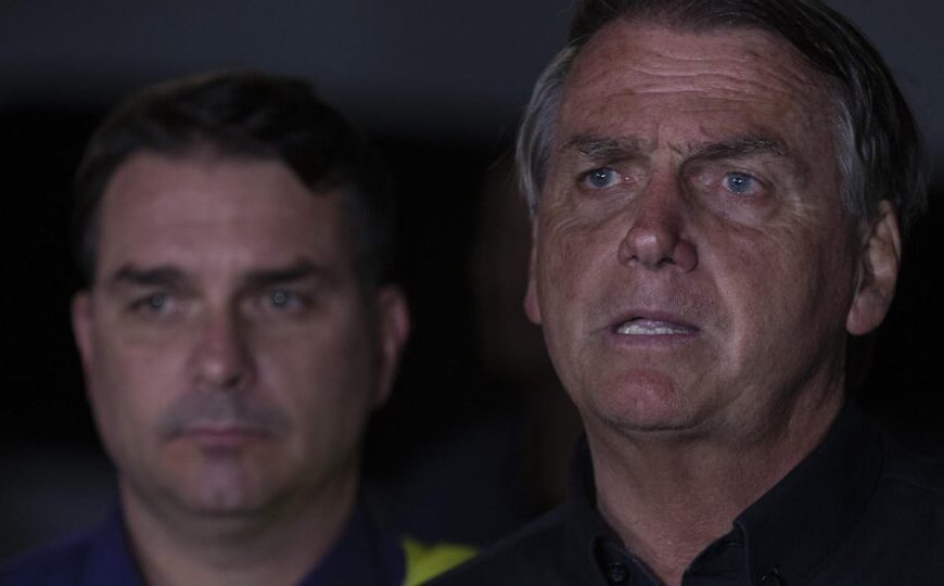 Flávio diz que Bolsonaro “foi enterrado vivo” por Moraes; aliados reagem