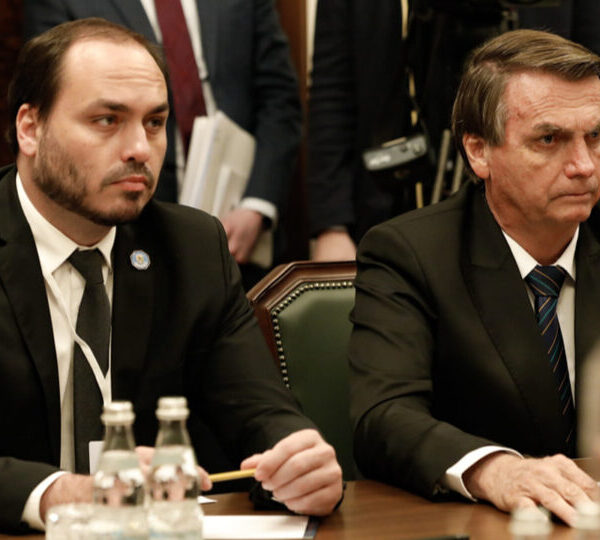 Carlos diz que Bolsonaro acompanha crise com Michelle&hellip;