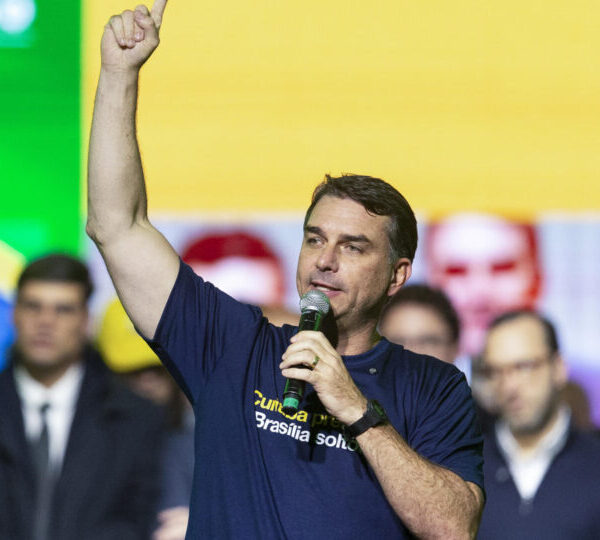 Candidatura de Flávio resiste a crises e segue&hellip;
