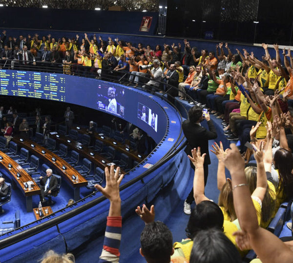 Como votou cada senador na PEC que beneficia&hellip;