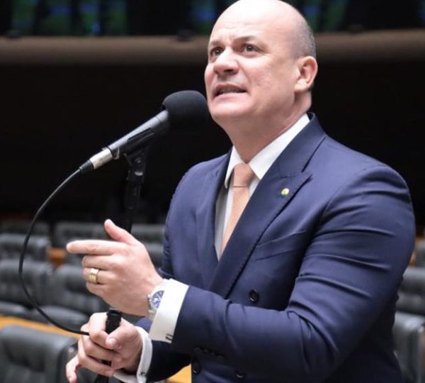 Líder da oposição minimiza crise no PL entre&hellip;